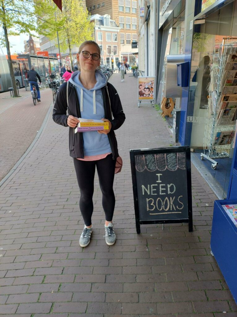 Anna przed księgarnią w Holandii